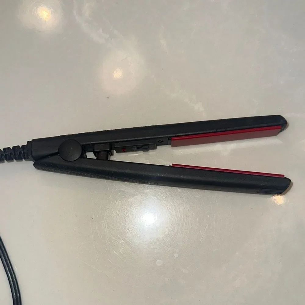 TRAVEL Black and Red Hair Straightener